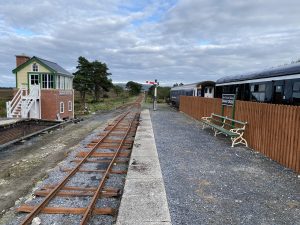 Traditional platform seats at Maam Cross station 